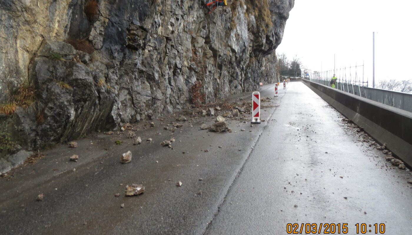 Foto von Strasse mit heruntergefallen Felsbrocken