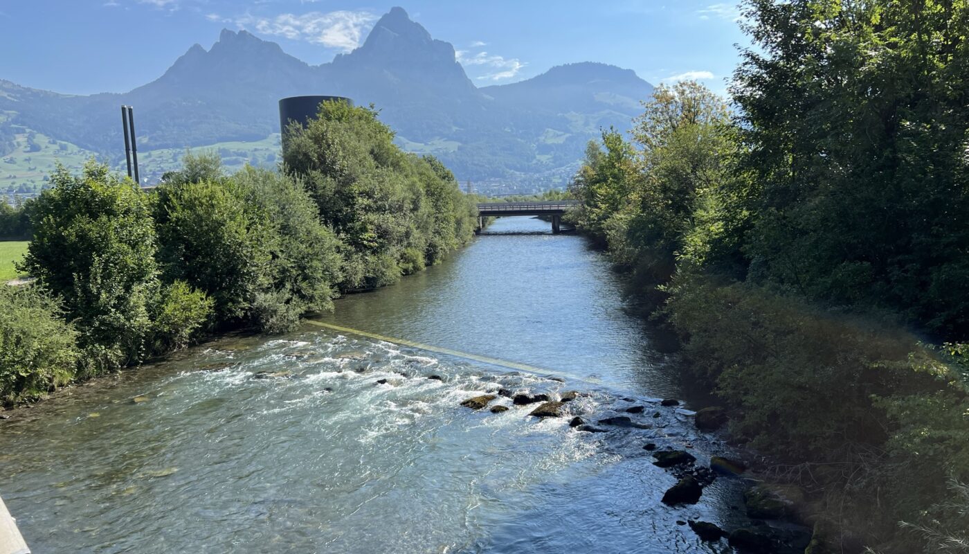 Foto von Fluss mit Brücke